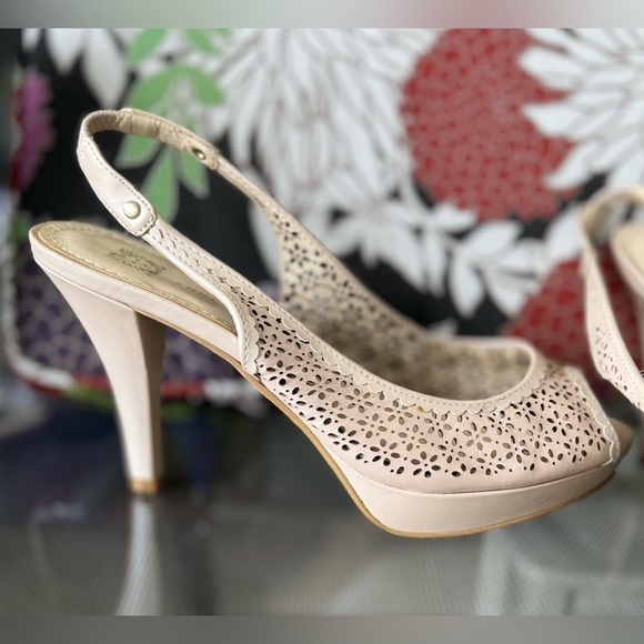 Anne Klein Cream Sling Back Peep-Toe Pumps size 6 - Picture 3 of 10
